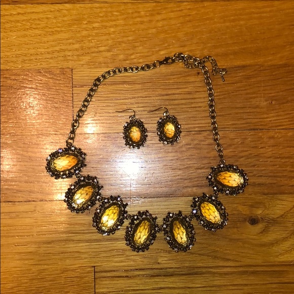 Gold necklace with matching hanging earrings - Picture 1 of 3